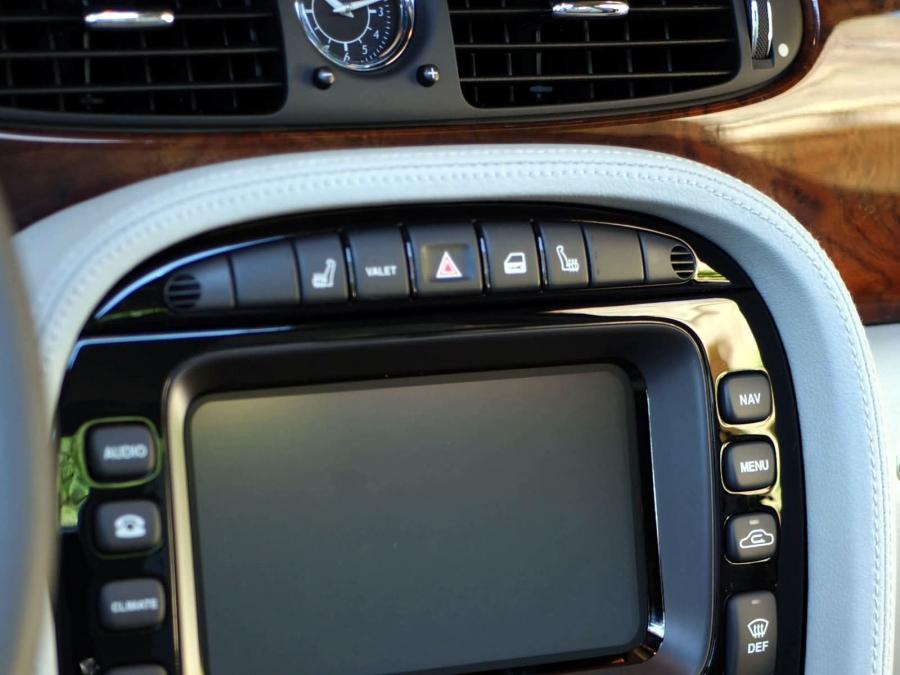  Jaguar XJ8 L 2005 года  (фото 24 из 63)